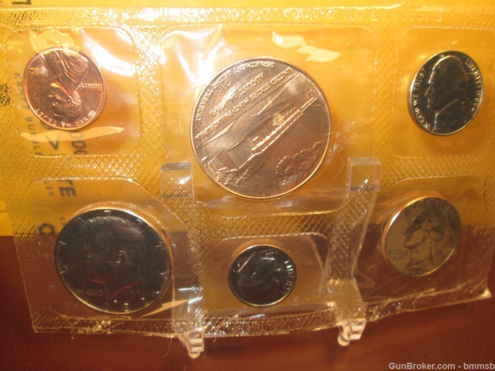 U.S. Mint RARE Souvenir Set, Uncirculated Coin Set 1982 - P-img-0