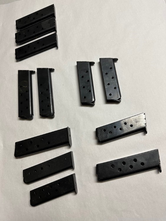 1 LOT OF 12 UNKNOWN PISTOL MAGAZINES-img-0