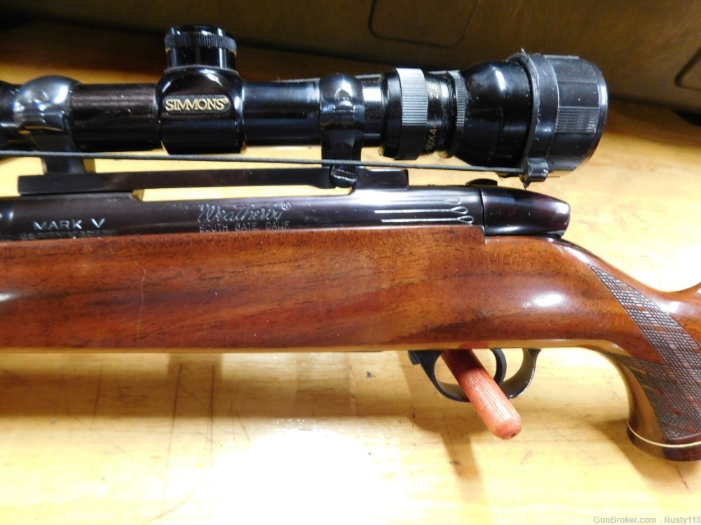 Weatherby Mark V Deluxe rifle  300 Wby Magnum, hard-case and ammo -img-8