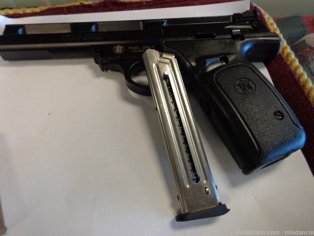 Smith & Wesson  22A 1 pistol-img-4