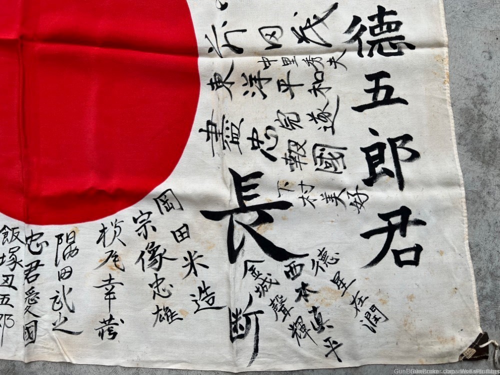 JAPANESE WWII SOLDER SIGNED MEATBALL SILK FLAG WITH TIE STRINGS-img-4