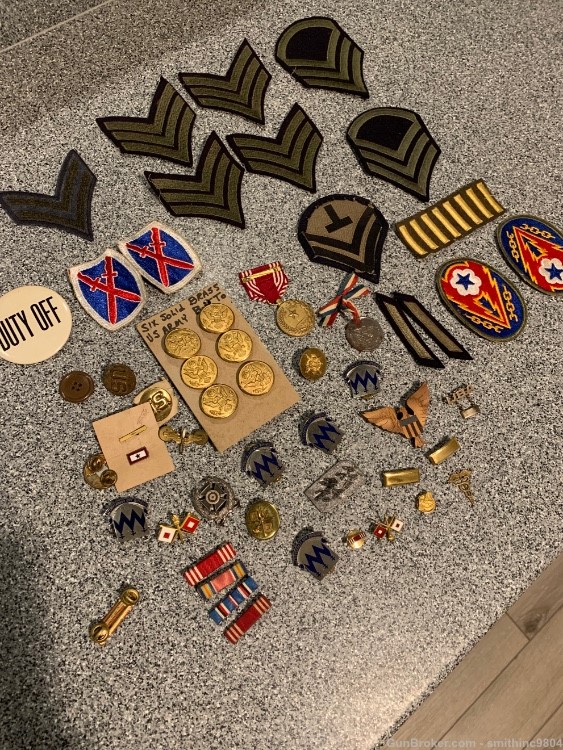 WW2 US WWII Pins, Patches, Insignia -img-0