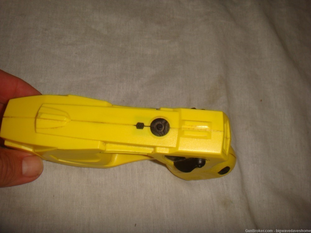 TASER X26P YELLOW WITH BLACKHAWK RH HOLSTER USED/TESTED FULLY FUNCTIONAL-img-2