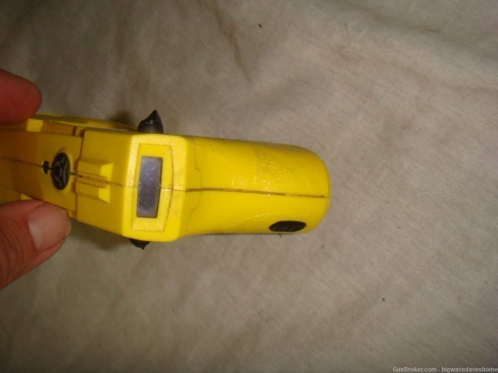 TASER X26P YELLOW WITH BLACKHAWK RH HOLSTER USED/TESTED FULLY FUNCTIONAL-img-3