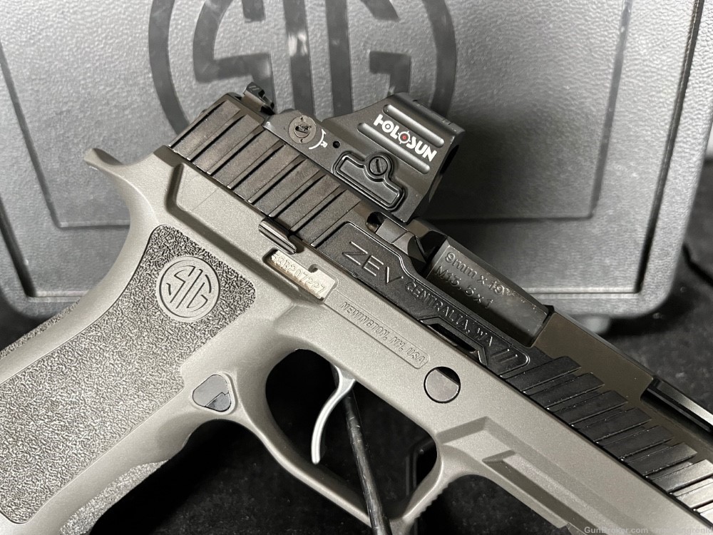SIG SAUER P320 9MM WITH RED DOT AND MAGAZINES HOLOSUN-img-3