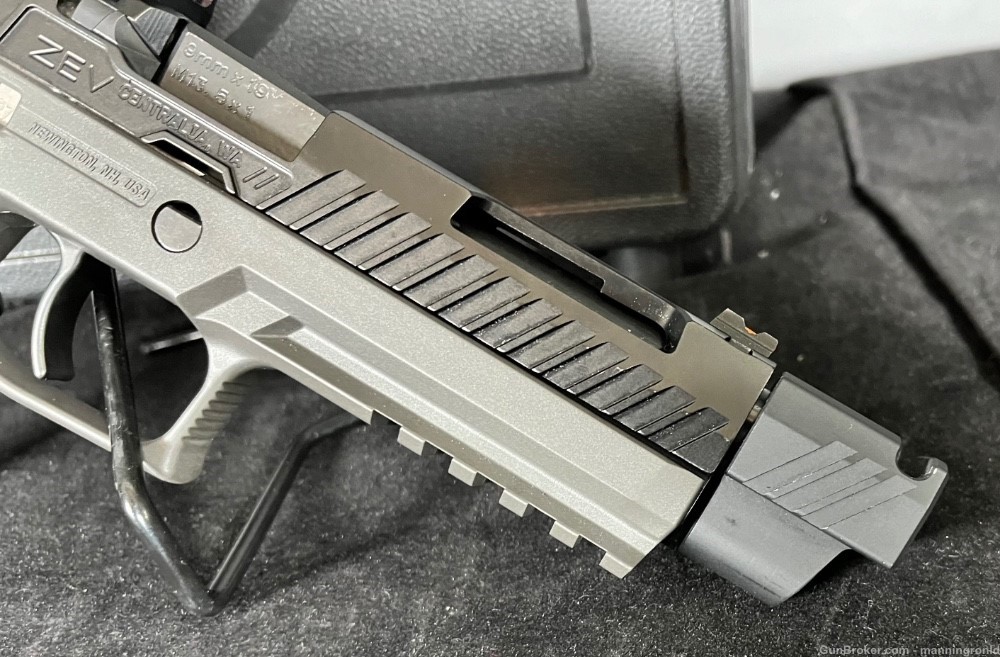 SIG SAUER P320 9MM WITH RED DOT AND MAGAZINES HOLOSUN-img-4