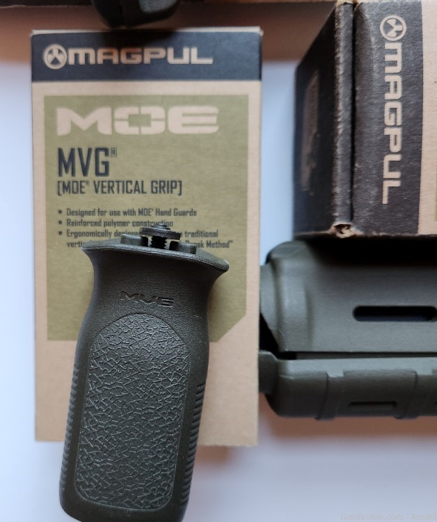 Magpul MOE AR m4 stock Furniture lot 2 buttstocks 1 Forend 1 verticle grip-img-4