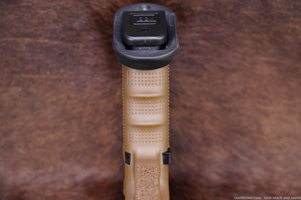 Pair of Glock 17 G17 Gen 4 9mm 4.49” Striker Fired Semi Auto Pistol, Modern-img-5