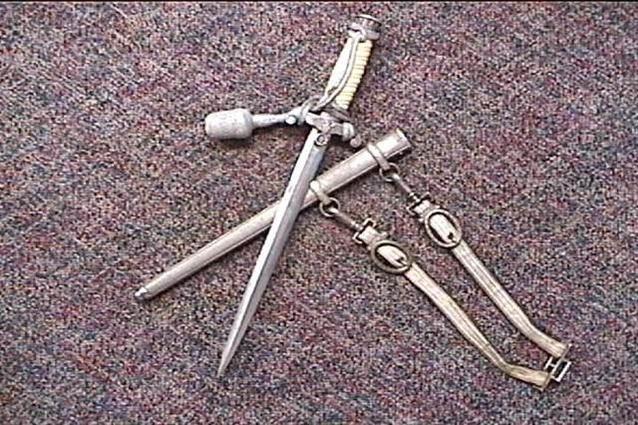 GERMAN WWII ARMY OFFICERS DAGGER WITH SCABBARD & HANGERS (NICE)-img-1