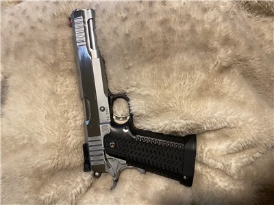 2011Benny Hill Fat Free.40 cal Limited gun with STI frame and Cheely grips