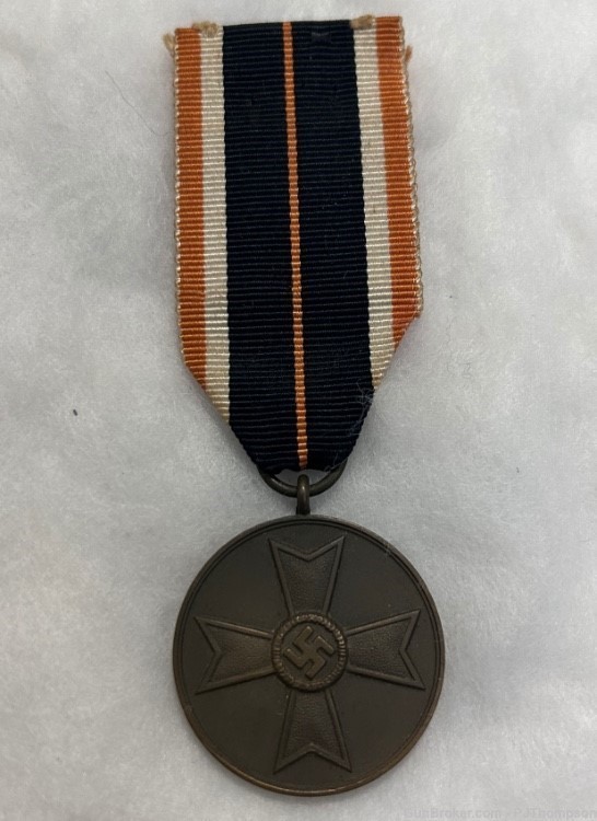 Vintage Original WW2 German 1939 War Merit Medal -img-0