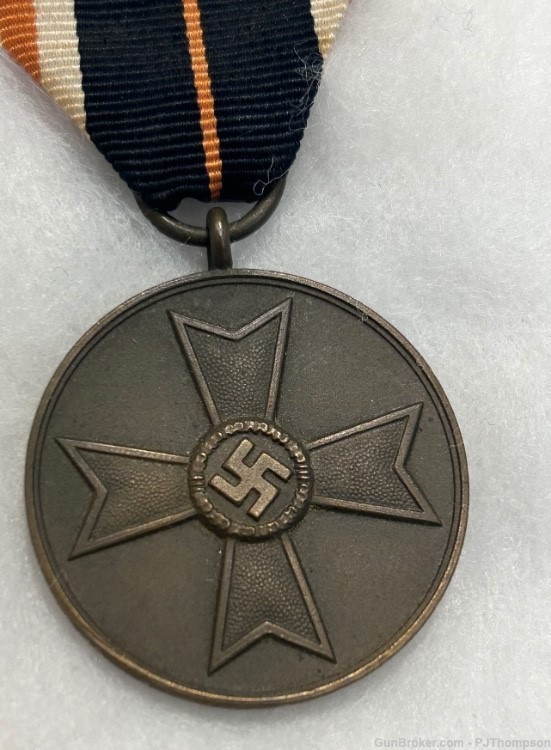 Vintage Original WW2 German 1939 War Merit Medal -img-1