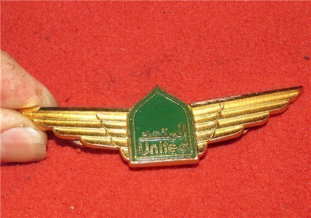 United Airlines crew wings w arabic-img-0