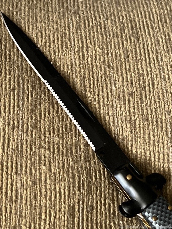 Switchblade with serrated blade -img-1