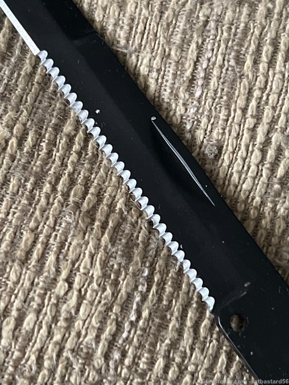 Switchblade with serrated blade -img-9