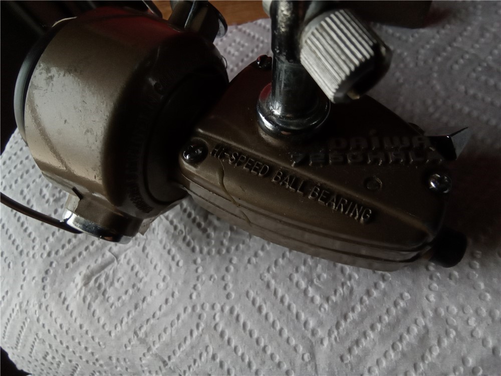 2 Fishing Reels-1 open face & 1 closed face-both vintage-img-8