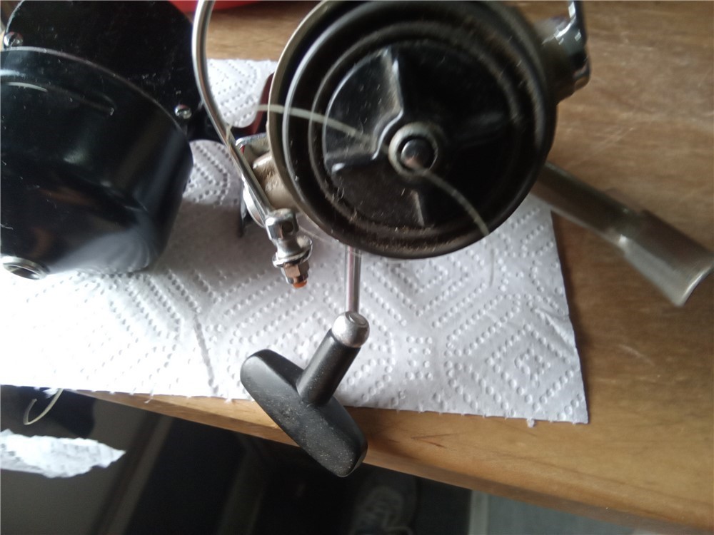 2 Fishing Reels-1 open face & 1 closed face-both vintage-img-1