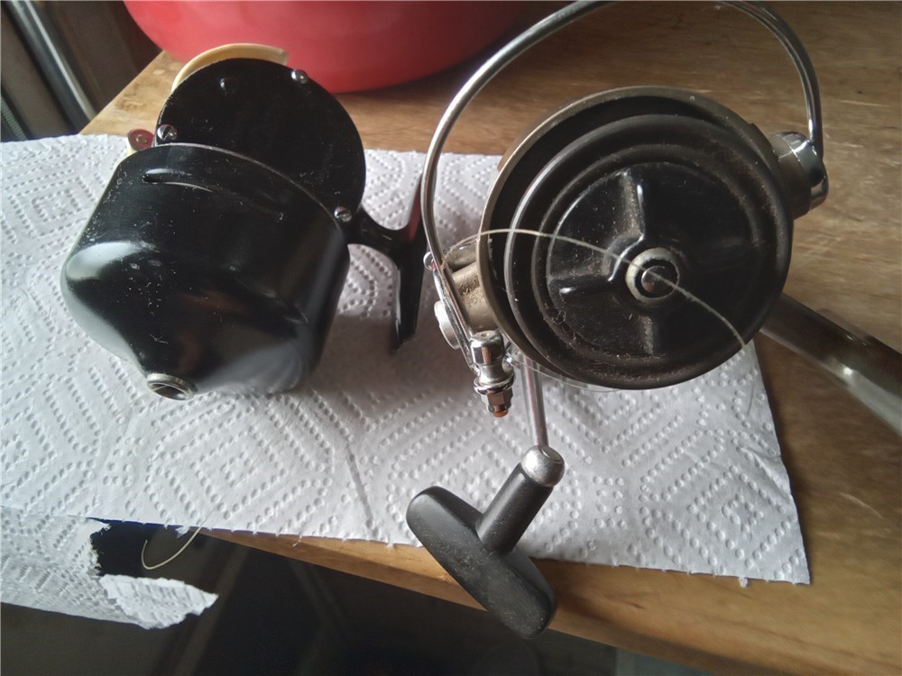 2 Fishing Reels-1 open face & 1 closed face-both vintage-img-0