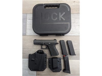 Glock 19 Gen 4 with Original Case and Extras