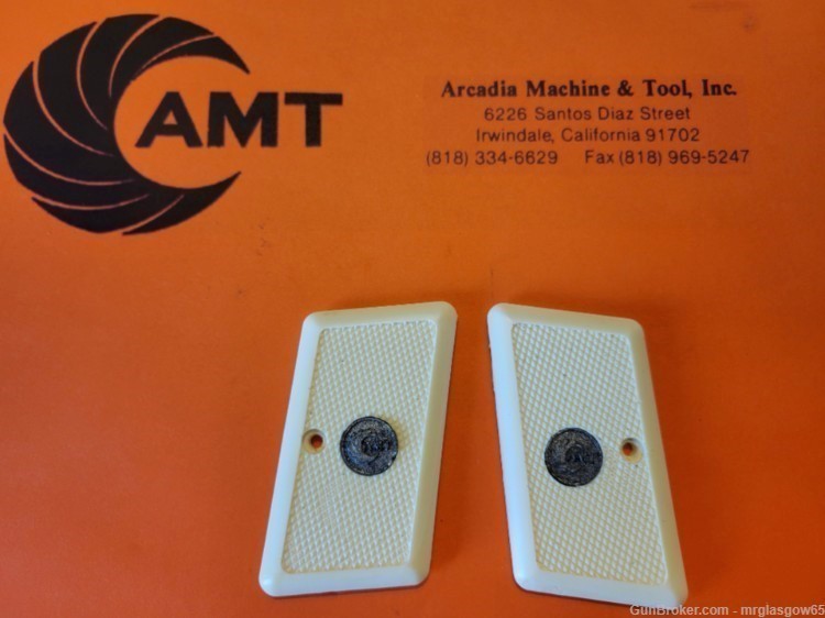 AMT/iAi Small Frame Backup Single Action (22LR, .380, 9mm Kurz) with Medall-img-1