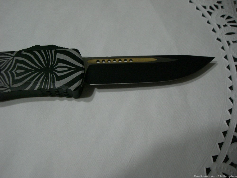 Microtech HERA S/E (TWO TONE BLACK W/GOLD ACCENTS & SOURCE ARTWORK-img-7