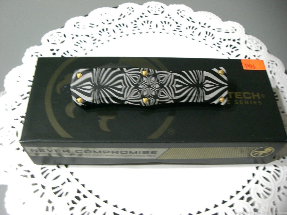 Microtech HERA S/E (TWO TONE BLACK W/GOLD ACCENTS & SOURCE ARTWORK-img-9