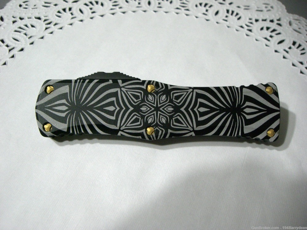 Microtech HERA S/E (TWO TONE BLACK W/GOLD ACCENTS & SOURCE ARTWORK-img-3