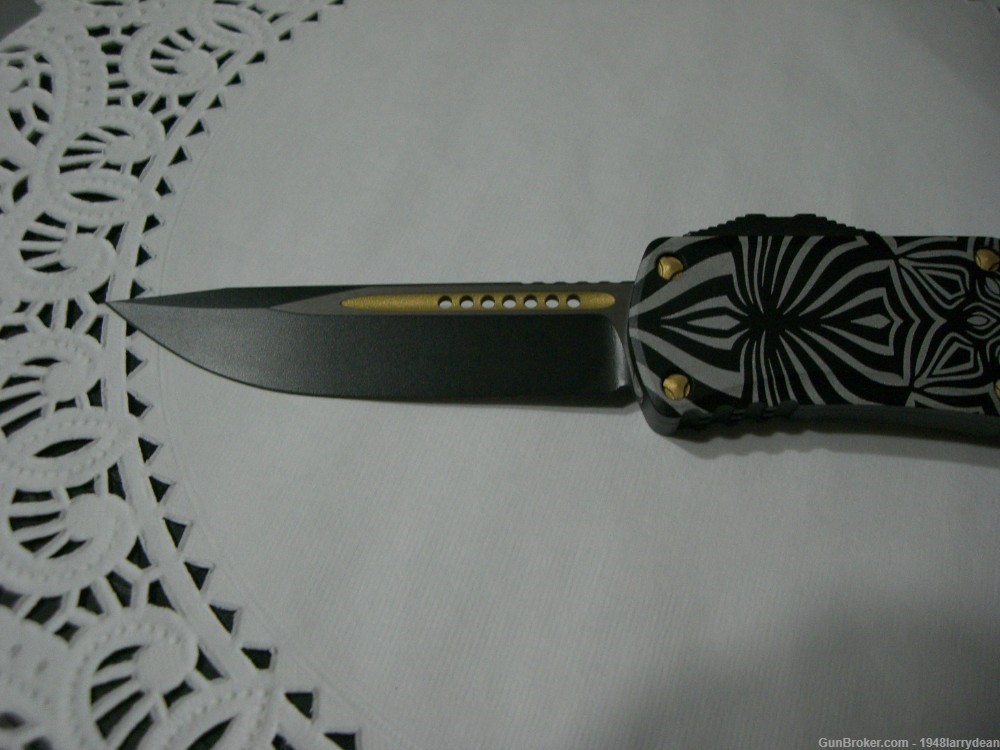 Microtech HERA S/E (TWO TONE BLACK W/GOLD ACCENTS & SOURCE ARTWORK-img-8