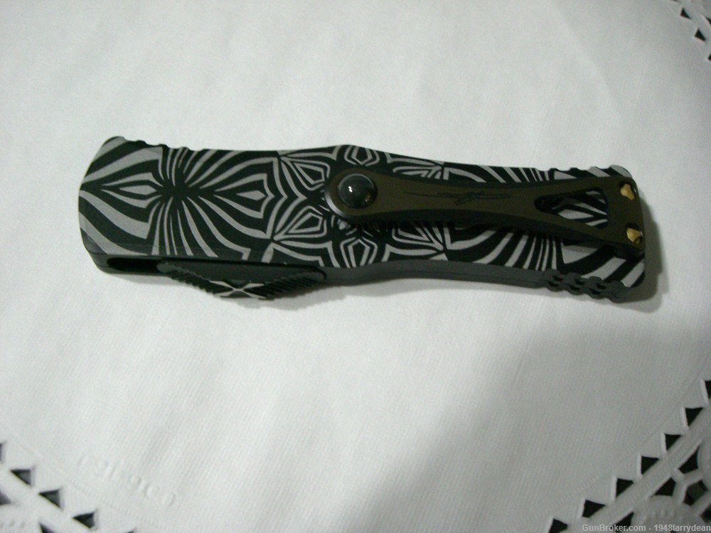 Microtech HERA S/E (TWO TONE BLACK W/GOLD ACCENTS & SOURCE ARTWORK-img-5