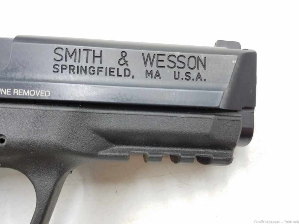 Smith and Wesson S&W M&P 9 9mm Pistol with One 17 Round Magazine -img-3