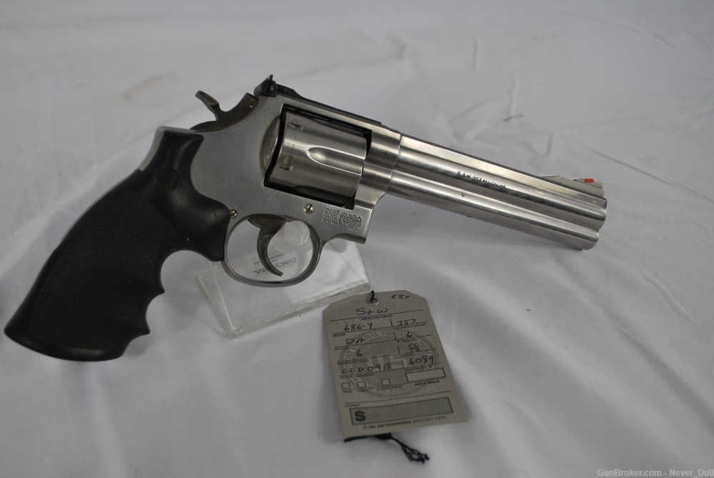 S&W Model 686-4  Beautiful  Revolver You Can't Beat A Classic!-img-2