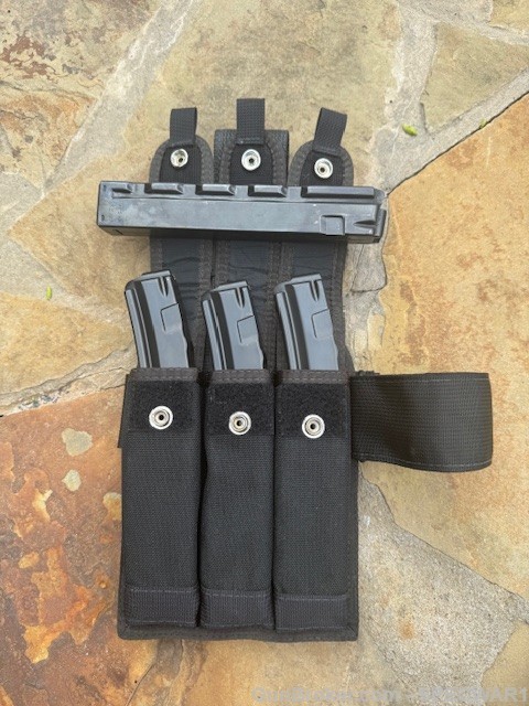 H&K  EARLY 12/67 MP5 9MM STRAIGHT MAG AND RARE PRE BAN CURVED MAGS W/POUCH-img-35