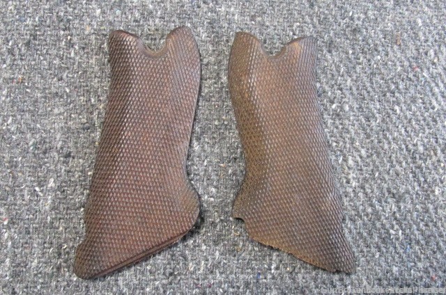 GERMAN WWII LUGER P-08 ORIGINAL GRIPS WITH MATCHING NUMBERS #23 (RARE)-img-0