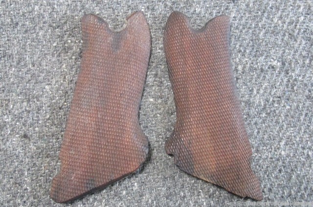 GERMAN WWII LUGER P-08 ORIGINAL CHECKERED GRIPS WW2 LUGER P08 GRIPS-img-0