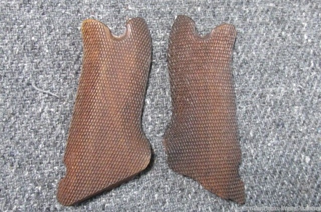 LUGER P08 MARKED PAIR OF ORIGINAL GRIPS #14 LUGER P-08 GRIPS (RARE) -img-0
