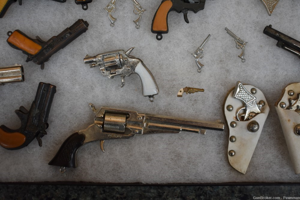 Vintage display of 33 miniature handguns + four miniature holsters-img-8