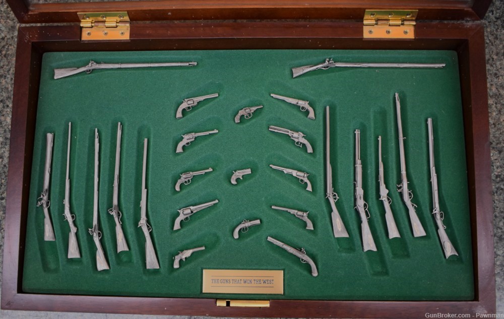 “Guns that Won the West” 25 miniatures + display case-img-0