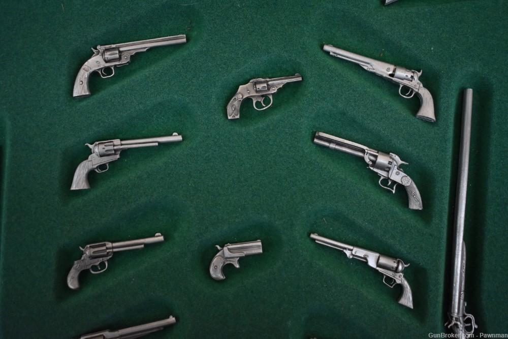 “Guns that Won the West” 25 miniatures + display case-img-2