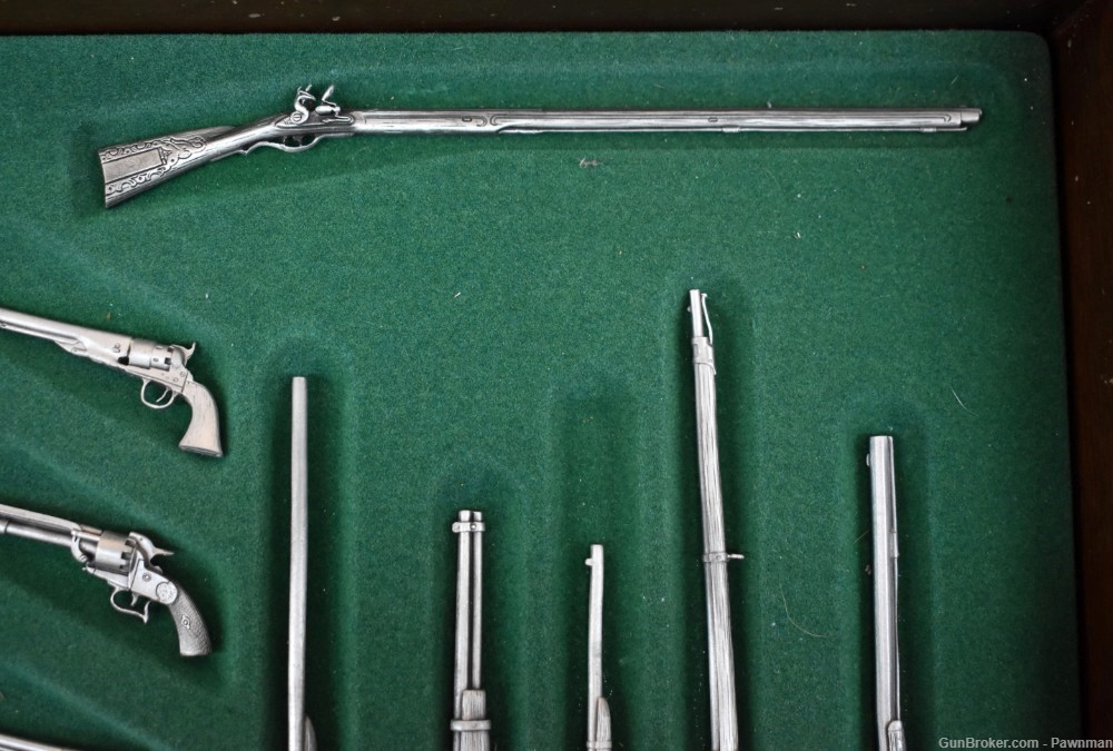 “Guns that Won the West” 25 miniatures + display case-img-5