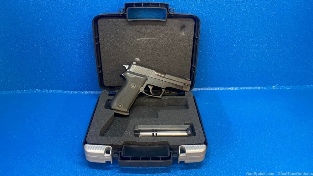 SIG Sauer p220 45ACP 8+1 BLK Used with original box and 3 mags-img-0