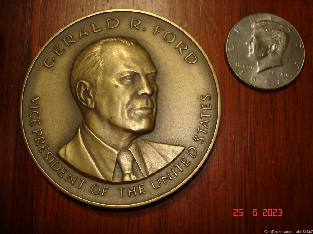 Bronze VP Gerald Ford commemorative table medal-img-1