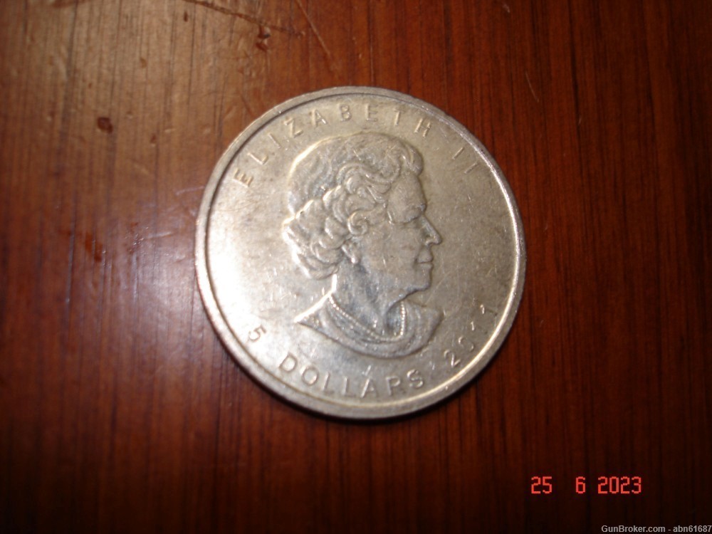 2011 Queen Elizabeth $5 dollar silver coin-img-0