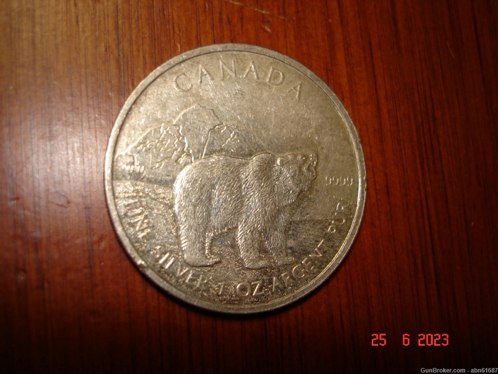 2011 Queen Elizabeth $5 dollar silver coin-img-1