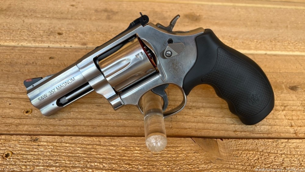 Smith & Wesson 686-6 7rd NIB-img-0