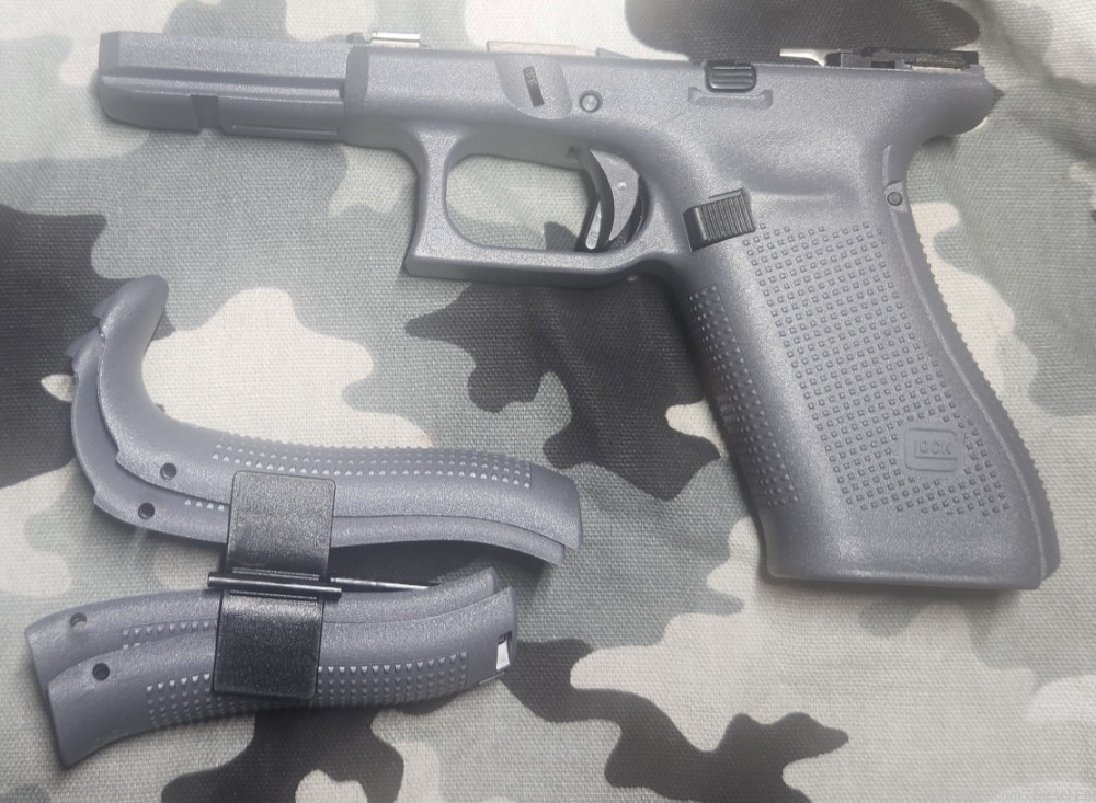 Glock G17  Gen 5 Complete OEM Gray frame Limited Run  -img-1