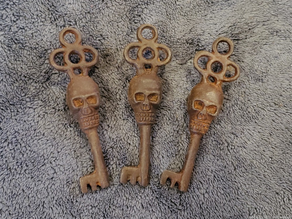 3 Antique Looking Old West Style Cool Cast Iron Skull Skeleton Keys -img-0