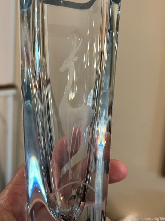 VINTAGE STROMBERGSHYTTAN SWEDEN 9" CRYSTAL VASE WITH ETCHED GAZELLE, SIGNED-img-2