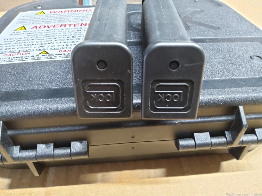 Glock Pistol  Magazines,  2-15rd .40S&W, Case + Manual-img-5
