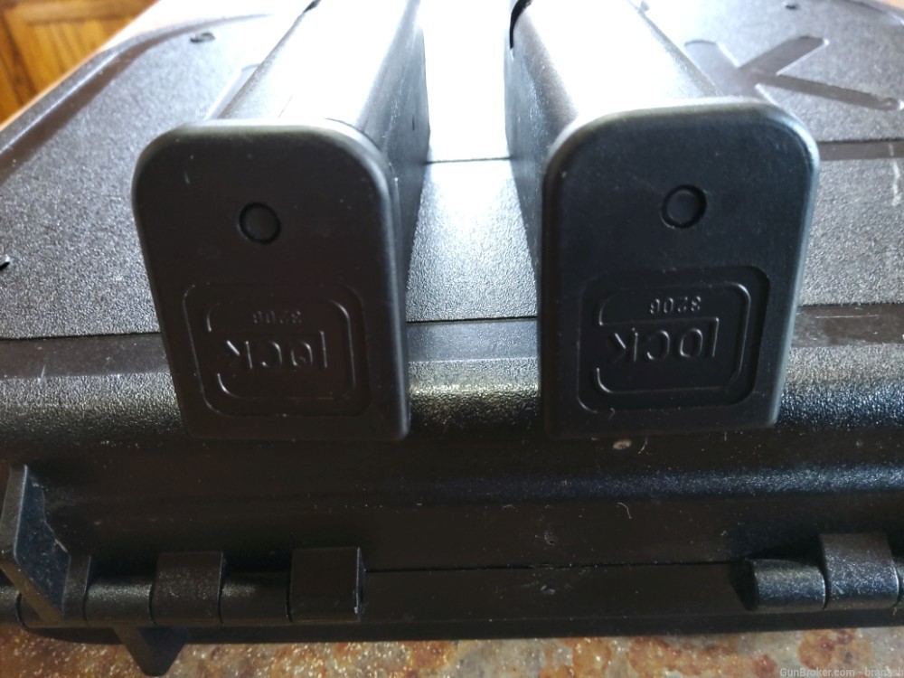 Glock Pistol Magazines, 2-10rd, Case and Manual -img-4