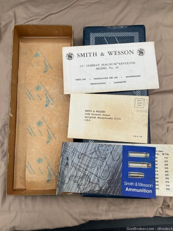 S&W Model 19, Combat Magnum. Original box and documents-img-2